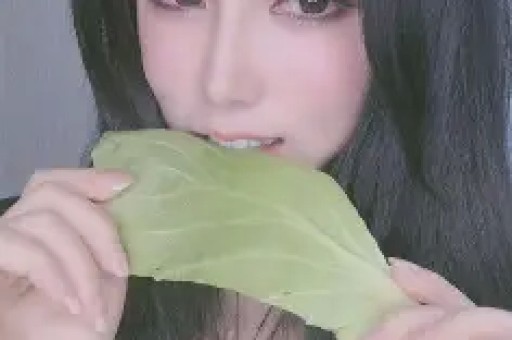 第一批靠“出轨剧情”出海的小游戏日入338万