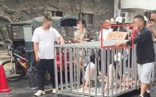 为流量摆拍“浸猪笼”绝非孤例：你看到的猎奇视频可能是剧本从卖惨到造假无底线博流量该踩刹车了 湘江论见