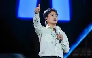 33岁知名歌手演唱会多次下跪感谢观众被批“作秀”本人首度公开回应